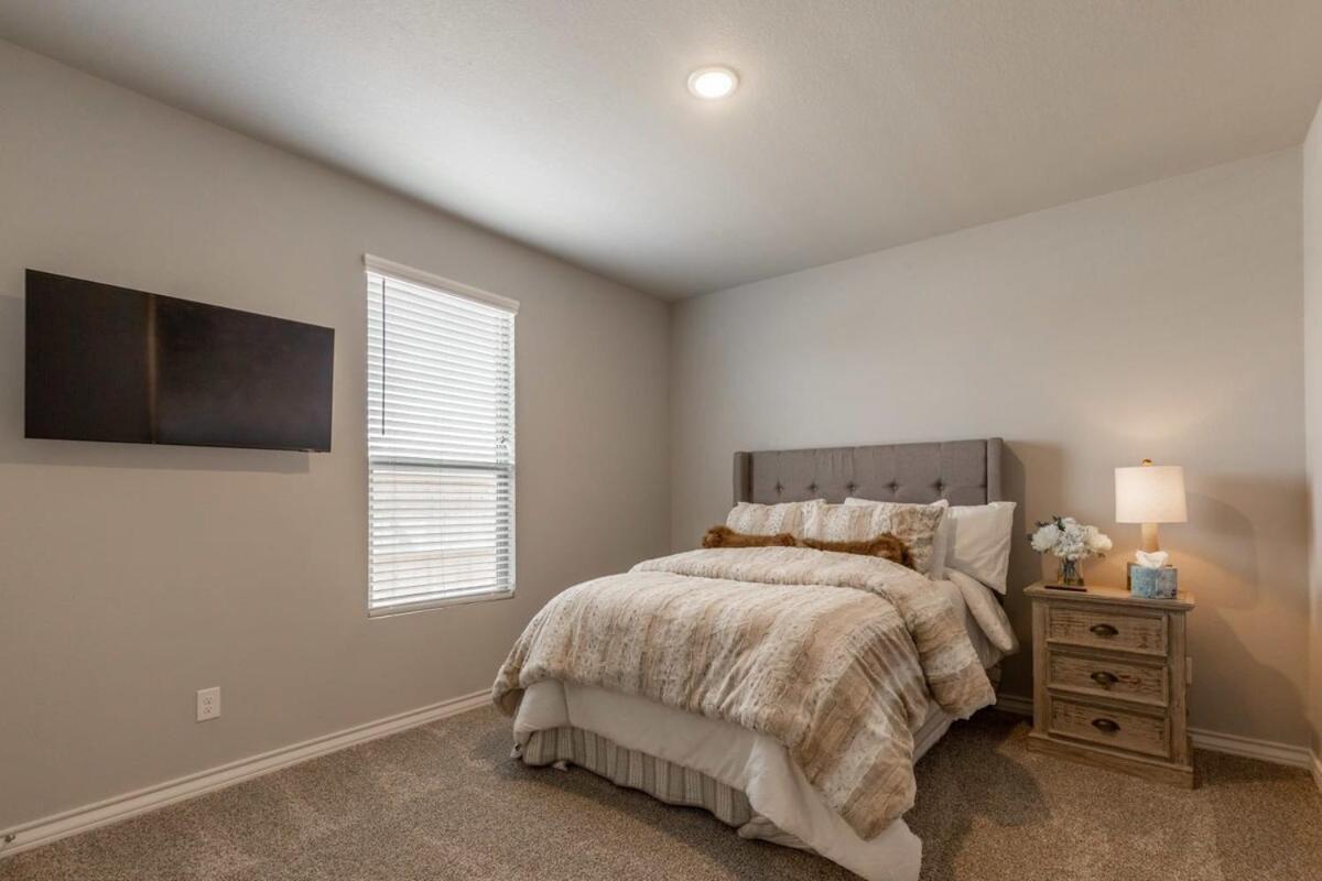 Entire House~ Spacious~ Prime Location~ Backyard Lubbock Exterior photo